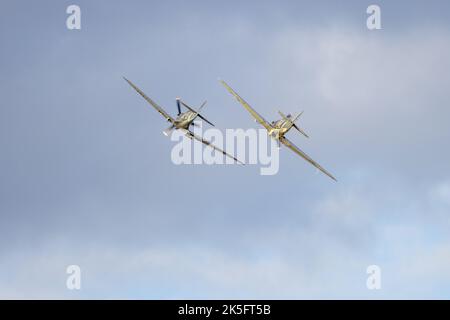 Spitfire 'AR501' Supermarine et Hawker Sea Hurricane 'Z7015' volant en formation lors du salon de l'aviation du jour de la course qui s'est tenu à Shuttleworth le 2nd octobre 2022 Banque D'Images