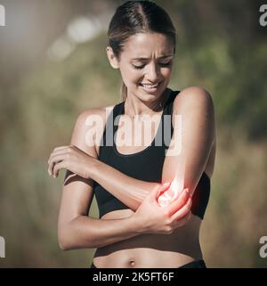 Séance d'entraînement femme et coude douleur de blessure dans les traumatismes articulaires et physiques de l'exercice intense. Athlète fille avec douleur, blessé et cassé os de Banque D'Images