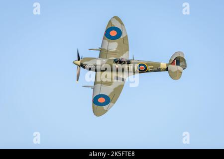 Supermarine Spitfire VC 'AR501' (G-AWII) en vol au salon aérien du jour de la course qui s'est tenu à l'aérodrome d'Old Warden, Shuttleworth, le 2nd octobre 2022 Banque D'Images