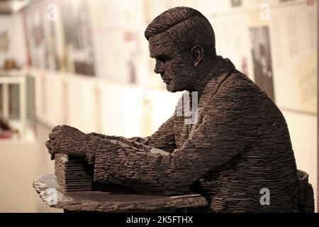 Statue d'Alan Turing, Bletchley Park, dans le C block Museum, Bletchley Park.England. Créé en ardoise par Stephen Kettle 2007. Banque D'Images