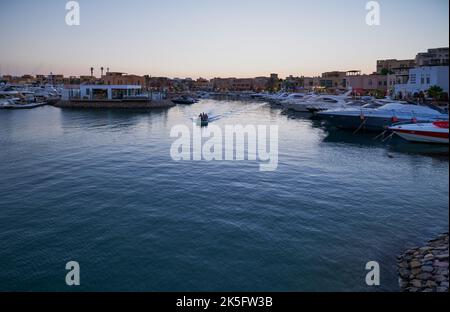 Abu TIG Marina à El Gouna, Hurghada, gouvernorat de la mer Rouge, Égypte vue au coucher du soleil montrant des yachts de luxe. Banque D'Images