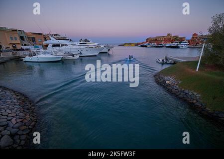 Abu TIG Marina à El Gouna, Hurghada, gouvernorat de la mer Rouge, Égypte vue au coucher du soleil montrant des yachts de luxe. Banque D'Images