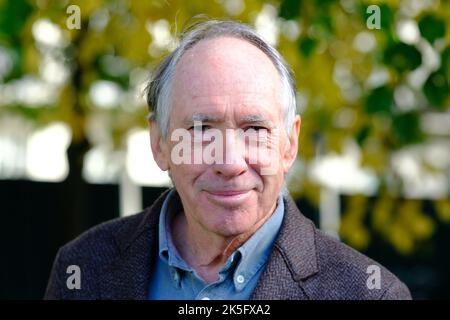 Cheltenham, Gloucestershire, Royaume-Uni – Samedi 8th octobre 2022 – l'auteur Ian McEwan assiste au Cheltenham Literature Festival pour parler de son dernier livre leçons - le Festival se déroule jusqu'au dimanche 16th octobre 2022. Photo Steven May / Alamy Live News Banque D'Images