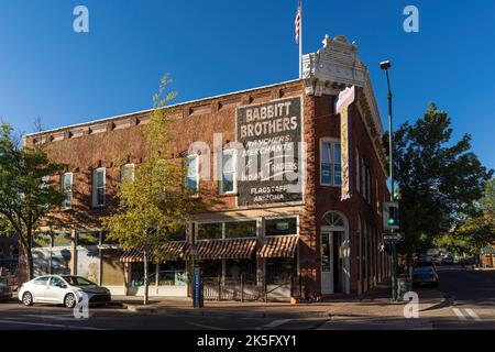 FLAGSTAFF, ARIZONA - 1 SEPTEMBRE 2022 : ancien bâtiment historique en briques avec publicité pour les Babbit Brothers dans le centre-ville de Flagstaff. Banque D'Images