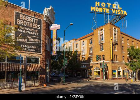 FLAGSTAFF, ARIZONA - 1 SEPTEMBRE 2022 : l'hôtel historique Monte Vista, construit en 1927, dans le centre-ville de Flagstaff, AZ Banque D'Images
