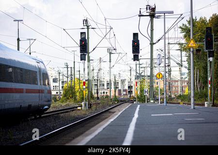 Hanovre, Allemagne. 08th octobre 2022. Un train ICE se trouve sur une plate-forme abandonnée à la gare centrale de Hanovre après l'arrêt des services longue distance dans le nord de l'Allemagne. Selon la Deutsche Bahn, un dysfonctionnement technique entraîne actuellement un arrêt complet des services longue distance dans le nord de l'Allemagne. Tous LES TRAINS ICE ainsi que IC et EC dans le nord de l'Allemagne sont touchés, a annoncé la Deutsche Bahn samedi matin. Credit: Moritz Frankenberg/dpa/Alay Live News Banque D'Images