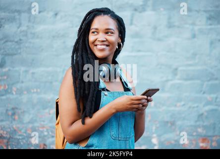 Téléphone de médias sociaux, écouteurs de musique et femme noire pensant à la motivation allant à l'université en ville. Étudiant africain avec vision pour Banque D'Images