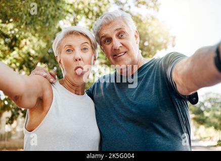 Fitness couple senior avec selfie et randonnée en plein air, exercice ou entraînement ensemble pour un style de vie sain, bien-être ou retraite. Fou, aventure Banque D'Images