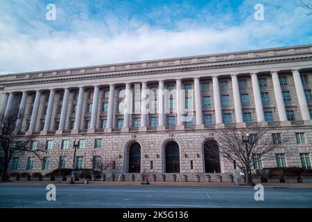 L'immeuble IRS, siège social de l'Internal Revenue Service, dans le centre-ville de Washington, D.C., vu de Constitution Avenue NW pendant une journée d'hiver. Faible Banque D'Images