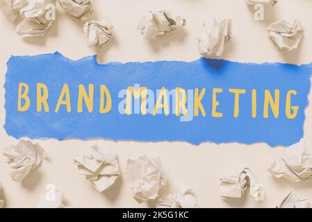 Légende présentant le marketing de la marque. Mot écrit sur la pratique d'approcher les clients pour construire une meilleure image Banque D'Images