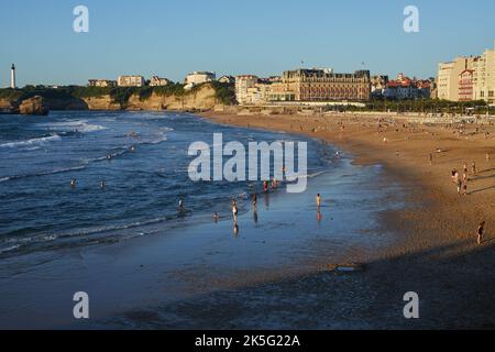 Vue grand angle sur la plage pleine de personnes à Biarritz (France). Banque D'Images