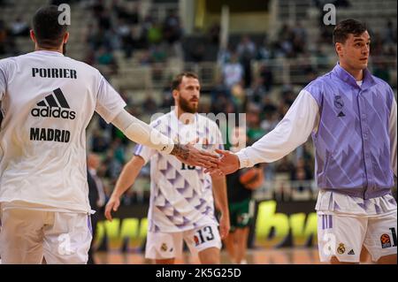 Athènes, Lombardie, Grèce. 6th octobre 2022. 11 MARIO HEZONJA du Real Madrid avec 17 VINCENT PIORIER en action pendant le match EuroLeague de basket de Turkish Airlines entre Panathinaikos Athènes BC et Real Madrid à l'arène OAKA ALTION sur 6 octobre 2022 à Athènes, Grèce. (Image de crédit : © Stefanos Kyriazis/ZUMA Press Wire) Banque D'Images