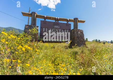 Panneau rustique aux limites de la ville de Flagstaff, Arizona Banque D'Images