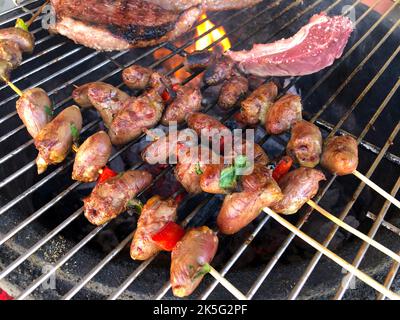 Barbecue avec coeur de poulet, brochette Banque D'Images