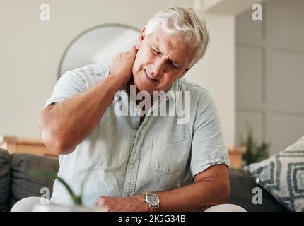 Homme âgé, douleur au cou et stress assis à la maison avec lésion de la colonne vertébrale massante muscle pour l'ostéoporose et la fibromyalgie. Mauvaise santé, fatiguée et âgée Banque D'Images