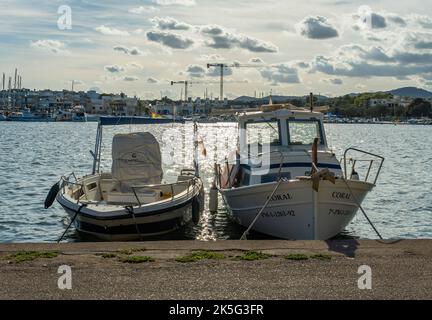 Portocolom, Espagne; septembre 23 2022: Deux bateaux amarrés dans la ville majorquine de Portocolom, Espagne Banque D'Images