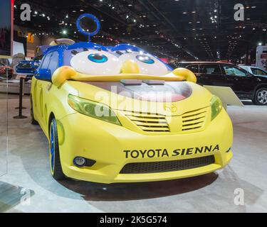 CHICAGO, il/USA - FÉVRIER 13: 2015 Toyota Sienna van vu dans le film "The SpongeBob Movie: Sponge Out of Water", Chicago Auto Show (cas). Banque D'Images