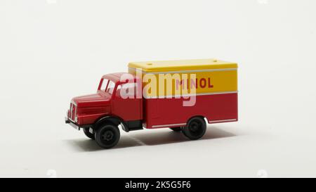 Automodell DDR IFA H3A Koffer MINOL, Maßstab 1/120 Banque D'Images