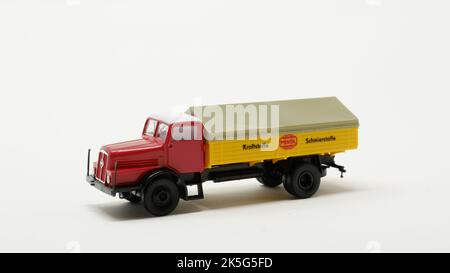 Automodell DDR IFA H6 Pritsche mit Spitzplane MINOL, Brekina, Maßstab 1/87 Banque D'Images