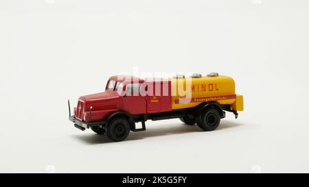 Automodell IFA DDR S4000-1 Tankwagen MINOL, Umbau Brekina, Maßstab 1/87 Banque D'Images