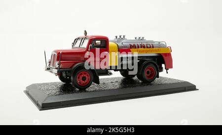 Automodell IFA DDR S4000-1 Tankwagen MINOL, Atlas Kollektion, Maßstab 1/43 Banque D'Images