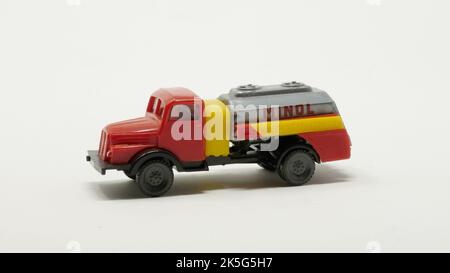 Automodell IFA DDR S4000-1 Tankwagen MINOL, Espewe, Maßstab 1/87 Banque D'Images