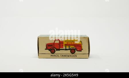 Automodell IFA DDR S4000-1 Tankwagen MINOL, Espewe, Maßstab 1/87, Verpackung Banque D'Images