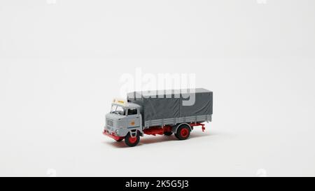 Automodell DDR IFA W50 Pritsche mit plane grau MINOL, Espewe Busch, Maßstab 1/87 Banque D'Images