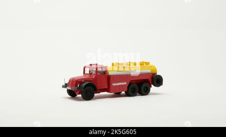 Automodell DDR Tatra 111C Tankwagen MINOL aero-service, Maßstab 1/87 Banque D'Images