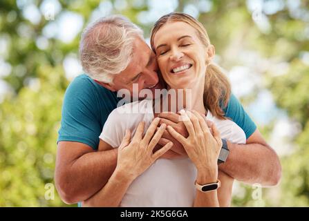 Jardin, mariage et couple de retraite se câlin pour l'amour et l'affection dans la relation de soin ensemble. Romantique, heureux et personnes âgées de la Nouvelle-zélande Banque D'Images