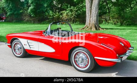 GROSSE POINTE SHORES, MI/États-Unis - 17 JUIN 2015 : une Corvette 1959 de Chevrolet, spectacle de voitures EyesOn Design, Edsel et Eleanor Ford House, près de Detroit. Banque D'Images