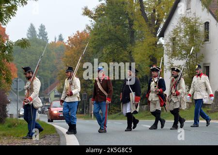 Stritez, République tchèque. 8th octobre 2022. Les soldats vêtus des uniformes utilisés par la seconde guerre de Silésie (partie de la guerre de succession autrichienne) par acte commémoratif pour l'anniversaire de la bataille de Sor (en Zdar tchèque).les habitants de Stritez près de Trutnov ont rendu hommage aux soldats tombés de la seconde guerre de Silésie (Partie de la guerre de succession autrichienne) en reconstruisant la célèbre bataille de Soor. La bataille de Soor (30 septembre 1745) fut une bataille entre l'armée prussienne de Frédéric le Grand et une armée austro-saxonne dirigée par le prince Charles Alexandre de Lorraine pendant les deuxièmes siles Banque D'Images