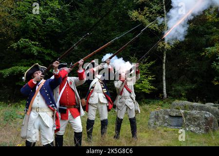 Stritez, République tchèque. 8th octobre 2022. Les soldats vêtus des uniformes utilisés par la seconde guerre de Silésie (partie de la guerre de succession autrichienne) par acte commémoratif pour l'anniversaire de la bataille de Sor (en Zdar tchèque).les habitants de Stritez près de Trutnov ont rendu hommage aux soldats tombés de la seconde guerre de Silésie (Partie de la guerre de succession autrichienne) en reconstruisant la célèbre bataille de Soor. La bataille de Soor (30 septembre 1745) fut une bataille entre l'armée prussienne de Frédéric le Grand et une armée austro-saxonne dirigée par le prince Charles Alexandre de Lorraine pendant les deuxièmes siles Banque D'Images