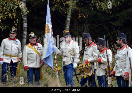 Stritez, République tchèque. 8th octobre 2022. Les soldats vêtus des uniformes utilisés par la seconde guerre de Silésie (partie de la guerre de succession autrichienne) par acte commémoratif pour l'anniversaire de la bataille de Sor (en Zdar tchèque).les habitants de Stritez près de Trutnov ont rendu hommage aux soldats tombés de la seconde guerre de Silésie (Partie de la guerre de succession autrichienne) en reconstruisant la célèbre bataille de Soor. La bataille de Soor (30 septembre 1745) fut une bataille entre l'armée prussienne de Frédéric le Grand et une armée austro-saxonne dirigée par le prince Charles Alexandre de Lorraine pendant les deuxièmes siles Banque D'Images