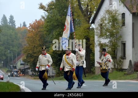 Stritez, République tchèque. 8th octobre 2022. Les soldats vêtus des uniformes utilisés par la seconde guerre de Silésie (partie de la guerre de succession autrichienne) par acte commémoratif pour l'anniversaire de la bataille de Sor (en Zdar tchèque).les habitants de Stritez près de Trutnov ont rendu hommage aux soldats tombés de la seconde guerre de Silésie (Partie de la guerre de succession autrichienne) en reconstruisant la célèbre bataille de Soor. La bataille de Soor (30 septembre 1745) fut une bataille entre l'armée prussienne de Frédéric le Grand et une armée austro-saxonne dirigée par le prince Charles Alexandre de Lorraine pendant les deuxièmes siles Banque D'Images