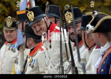 Stritez, République tchèque. 8th octobre 2022. Les soldats vêtus des uniformes utilisés par la seconde guerre de Silésie (partie de la guerre de succession autrichienne) par acte commémoratif pour l'anniversaire de la bataille de Sor (en Zdar tchèque).les habitants de Stritez près de Trutnov ont rendu hommage aux soldats tombés de la seconde guerre de Silésie (Partie de la guerre de succession autrichienne) en reconstruisant la célèbre bataille de Soor. La bataille de Soor (30 septembre 1745) fut une bataille entre l'armée prussienne de Frédéric le Grand et une armée austro-saxonne dirigée par le prince Charles Alexandre de Lorraine pendant les deuxièmes siles Banque D'Images