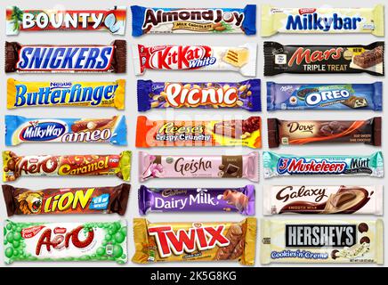 Collection de barres chocolatées, assortiment de confiseries à vue avant sur fond gris Banque D'Images