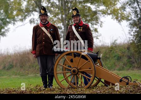 Stritez, République tchèque. 8th octobre 2022. Les soldats vêtus des uniformes utilisés par la seconde guerre de Silésie (partie de la guerre de succession autrichienne) par acte commémoratif pour l'anniversaire de la bataille de Sor (en Zdar tchèque).les habitants de Stritez près de Trutnov ont rendu hommage aux soldats tombés de la seconde guerre de Silésie (Partie de la guerre de succession autrichienne) en reconstruisant la célèbre bataille de Soor. La bataille de Soor (30 septembre 1745) fut une bataille entre l'armée prussienne de Frédéric le Grand et une armée austro-saxonne dirigée par le prince Charles Alexandre de Lorraine pendant les deuxièmes siles Banque D'Images