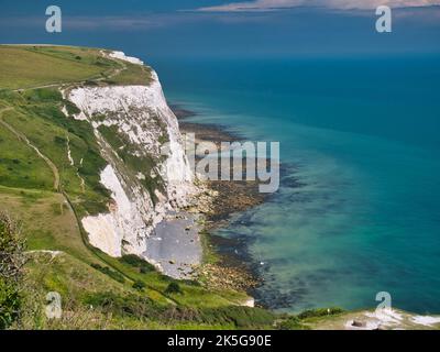 Les falaises blanches de Douvres dans le Kent, Royaume-Uni. Pris lors d'une journée calme en été, avec une mer claire et turquoise. Banque D'Images