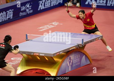 CHENGDU, CHINE - 8 OCTOBRE 2022 - Chen Meng, de Chine, concurrence l'équipe japonaise lors des finales des Championnats du monde de l'ITTF 2022 entre la Chine et J Banque D'Images