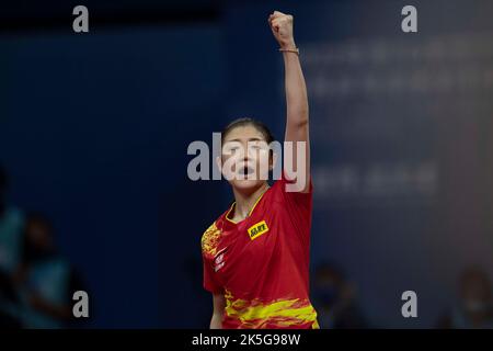 CHENGDU, CHINE - 8 OCTOBRE 2022 - Chen Meng, de Chine, concurrence l'équipe japonaise lors des finales des Championnats du monde de l'ITTF 2022 entre la Chine et J Banque D'Images