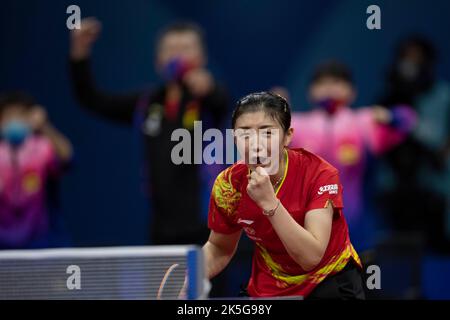 CHENGDU, CHINE - 8 OCTOBRE 2022 - Chen Meng, de Chine, concurrence l'équipe japonaise lors des finales des Championnats du monde de l'ITTF 2022 entre la Chine et J Banque D'Images