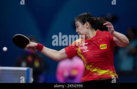 CHENGDU, CHINE - 8 OCTOBRE 2022 - Chen Meng, de Chine, concurrence l'équipe japonaise lors des finales des Championnats du monde de l'ITTF 2022 entre la Chine et J Banque D'Images