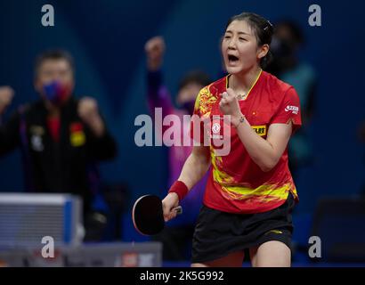 CHENGDU, CHINE - 8 OCTOBRE 2022 - Chen Meng, de Chine, concurrence l'équipe japonaise lors des finales des Championnats du monde de l'ITTF 2022 entre la Chine et J Banque D'Images