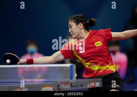 CHENGDU, CHINE - 8 OCTOBRE 2022 - Chen Meng, de Chine, concurrence l'équipe japonaise lors des finales des Championnats du monde de l'ITTF 2022 entre la Chine et J Banque D'Images
