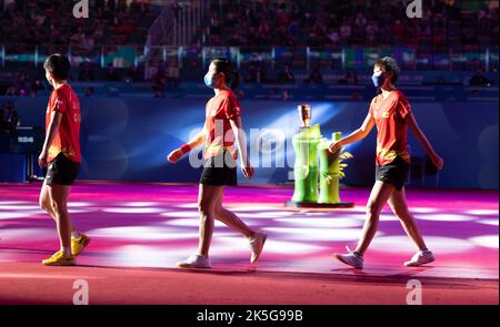 CHENGDU, CHINE - 8 OCTOBRE 2022 - Chen Meng, de Chine, concurrence l'équipe japonaise lors des finales des Championnats du monde de l'ITTF 2022 entre la Chine et J Banque D'Images