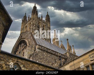 Les tours en pierre de la cathédrale de Canterbury dans le Kent, Royaume-Uni avec un fond de ciel couvert avec de lourds nuages gris. Banque D'Images