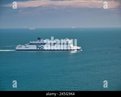 Un ferry blanc P&O traverse le port de Douvres. En été, il a été pris une journée calme en mer plate. Banque D'Images
