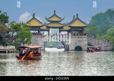 Yangzhou, Jiangsu, Chine. Les bateaux de plaisance presque 5 Pavilion, pont de l'Ouest mince Lake Park. Banque D'Images