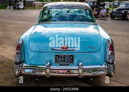 Falcon Heights, MN - 19 juin 2022 : vue arrière à haute perspective d'un coupé à toit rigide Mercury Monterey 1953 lors d'un salon automobile local. Banque D'Images